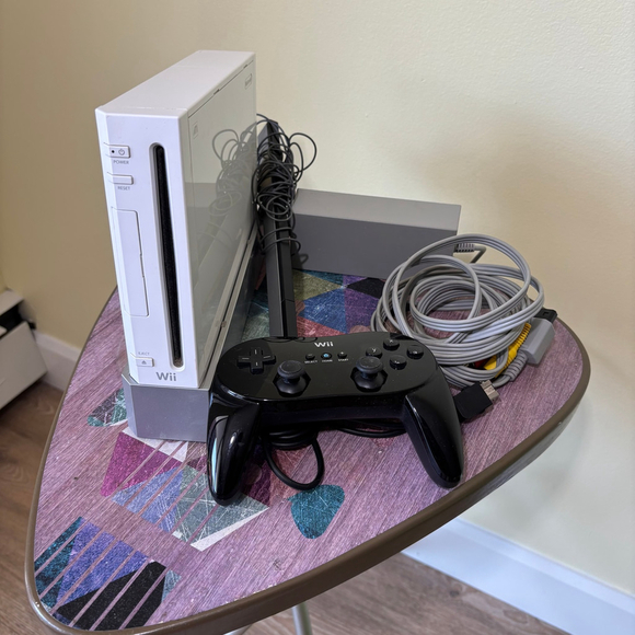 Nintendo Wii Console White with Black Controller - Picture 4 of 4